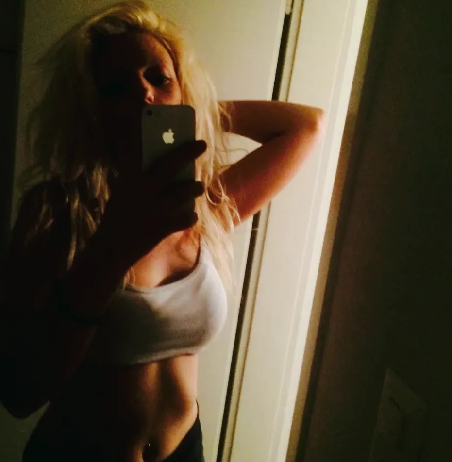 Mia, 33