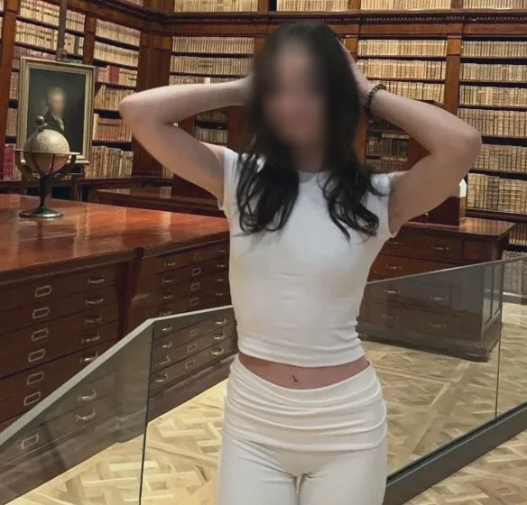 Mia, 19